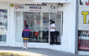 Pide López-Gatell que eliminen consultorios en cadenas de farmacias