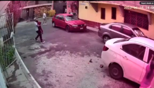 Conductor se echa de reversa y atropella a menor que intentó rescatar su juguete - ZMG Noticias