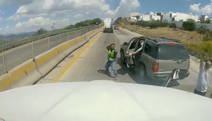 Video: Comando armado roba tráiler en la autopista Querétaro-Irapuato - ZMG Noticias Video: Comando armado roba tráiler en la autopista Querétaro-Irapuato - ZMG Noticias
