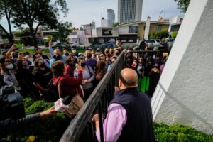 Afectados por el fraude de la empresa AJP se manifiestan en Casa Jalisco sin obtener grandes soluciones - ZMG Noticias