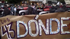 «Se están burlando de nosotros», madre de estudiante desaparecido en Ayotzinapa