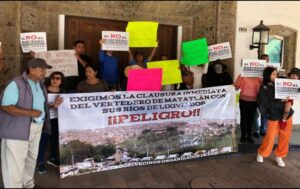 Manifestantes en Casa Jalisco piden clausura del basurero de Matatlán