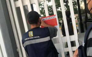 Autoridades Municipales clausuran oficinas de la CFE en Lerdo, Durango