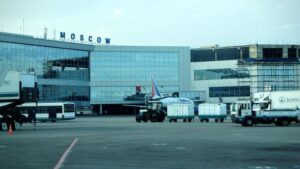 Rusos buscan salir ante anuncio de Putín de reclutar a 300 mil reservistas