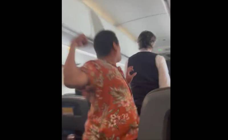 Hombre golpea a sobrecargo en vuelo aéreo (video) - ZMG Noticias
