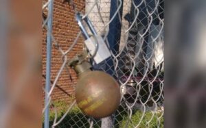 Dejan granadas y narco mensaje en lote de autos en Villa de Álvarez