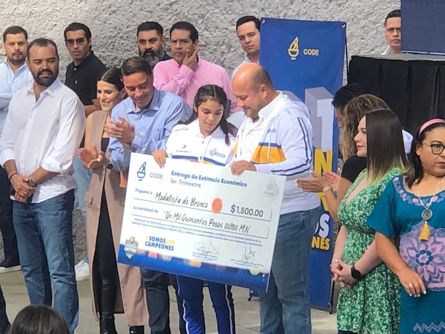 Festejan y reconocen a campeones de Olimpiada Nacional con estímulos económicos y un día de diversión en Selva Mágica - ZMG Noticias