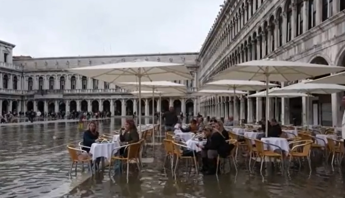 Por cambio climático se inunda la Plaza de San Marcos fuera de temporada - ZMG Noticias