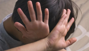 Cumplimentan orden de aprehensión a mujer por maltrato a un menor en Tlajomulco