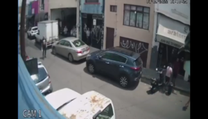 Desnudan a mujer tras presuntamente robar en zona comercial de GDL