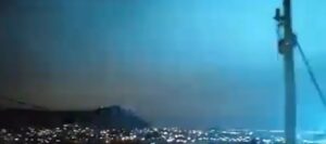 Captan luces en el cielo durante el sismo de esta madrugada