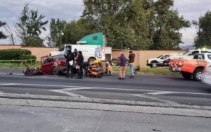 Un muerto y tres mujeres lesionadas en volcadura