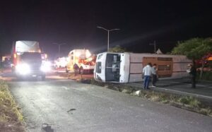 9 lesionados en volcadura de camión de pasajeros - ZMG Noticias
