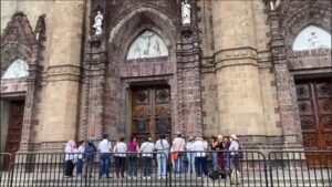 Mujeres rezan afuera del Expiatorio antes de la marcha pro aborto