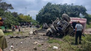 Trailer sin frenos se impacta contra 15 autos, hay dos muertos