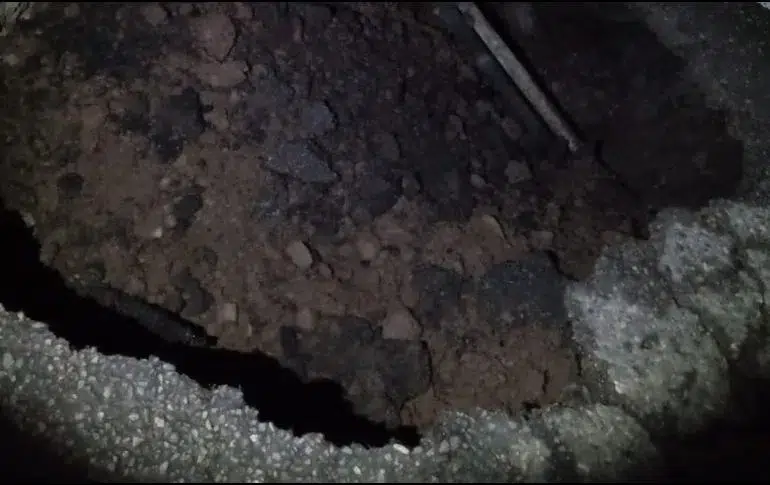 Por socavón, cierran carretera federal 80 Gdl-Barra de Navidad - ZMG Noticias