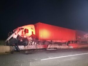Choca trailer en autopista Tepatitlán-San Juan de Los Lagos