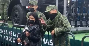 Militares prestan armas «pa’la foto»
