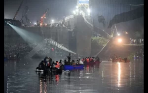 120 muertos por caída de puente colgante en India (videos)