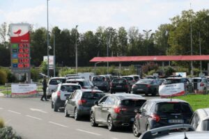 Fuerte desabasto de gasolina en Francia desquicia al país (video)