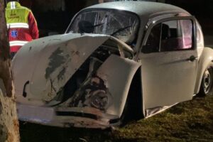 Conductor de VW queda atrapado tras choque por lluvias