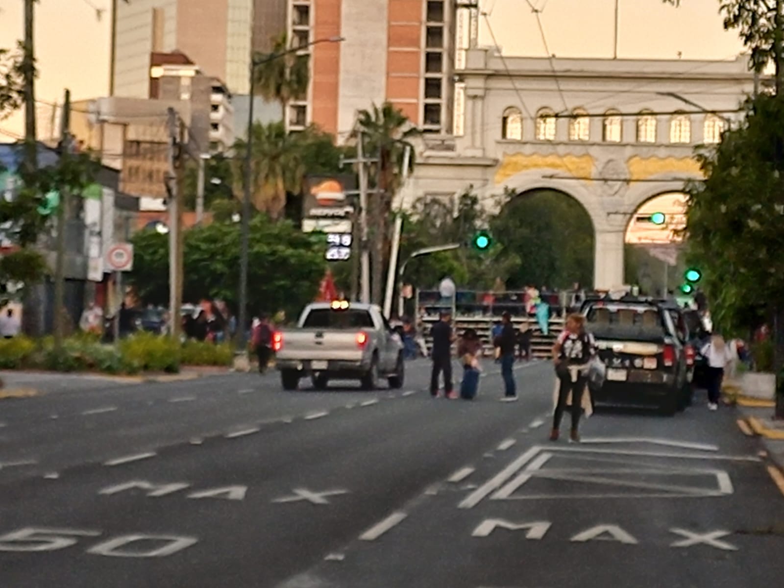 Caos, multitudes, gente durmiendo en la calle y alegría por ver al Checo Pérez en Guadalajara - ZMG Noticias Caos, multitudes, gente durmiendo en la calle y alegría por ver al Checo Pérez en Guadalajara - ZMG Noticias
