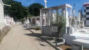 Más de 70 criptas acordonadas en panteón de Tlaquepaque centro