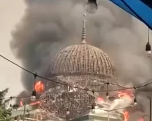 Incendio derrumba cúpula de la Gran Mezquita de Yakarta (video)