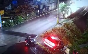 Milagrosamente salvan la vida antes de caer a canal de aguas negras (video)