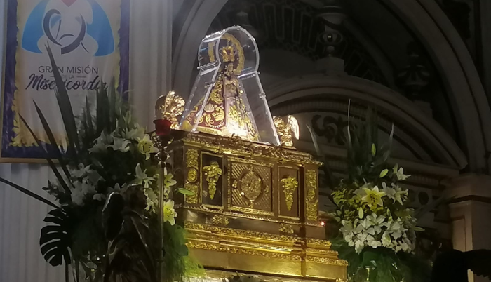 Presentan vestido de la Virgen de Zapopan