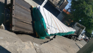 Camión cae a gran socavón en Providencia