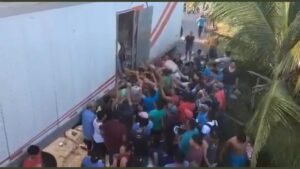 Rapiña en volcadura de camión (video)