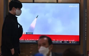 Corea del Norte lanza misil; Japón alerta a su población