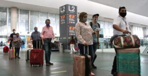 Retiran uso obligatorio de cubrebocas en aeropuertos y vuelos de México