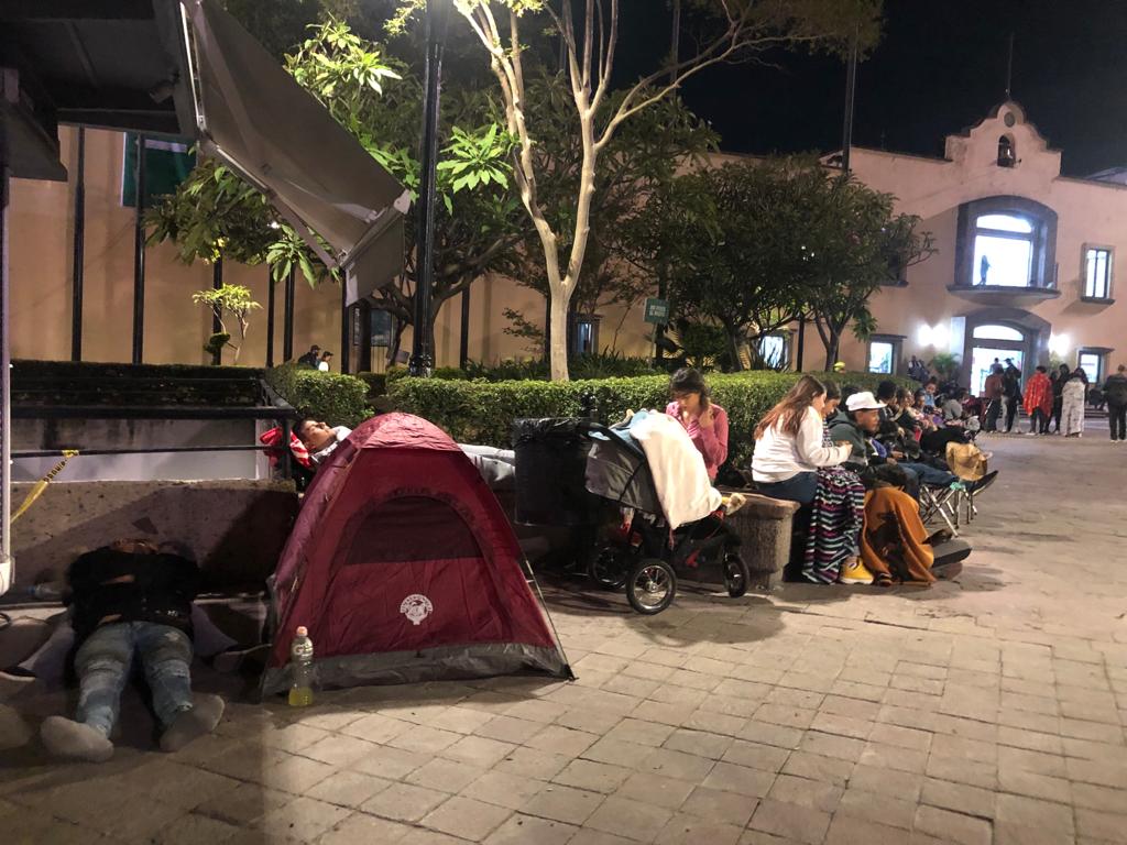 Entre cobijas, fieles esperan el regreso de la Virgen a su Basílica en Zapopan - ZMG Noticias