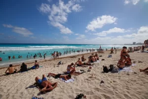 Aumentan vacaciones laborales de seis a 12 días; Senado