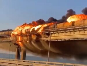 Videos de explosión que destruye parte del puente de Kerch que comunica Rusia con Crimea