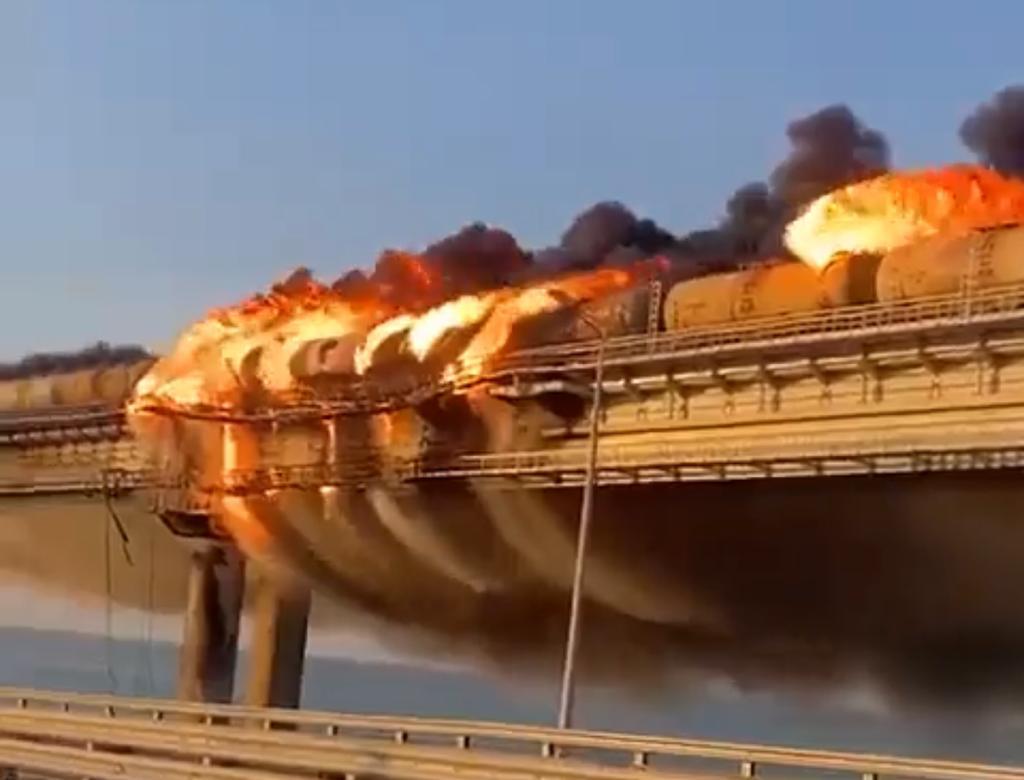 Videos de explosión que destruye parte del puente de Kerch que comunica Rusia con Crimea - ZMG Noticias
