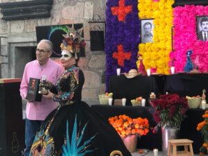 Presentan fusión de botella artesanal, con tequila y joyas de plata inspiradas en el agave azul - ZMG Noticias