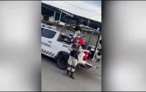 Pobladores de Tancítaro acorralan a elemento de la GN (videos)