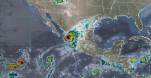 Huracán Orlene toca tierra en Sinaloa