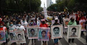 Tras reunión con padres de los 43 normalistas, AMLO no descarta más aprehensiones contra militares