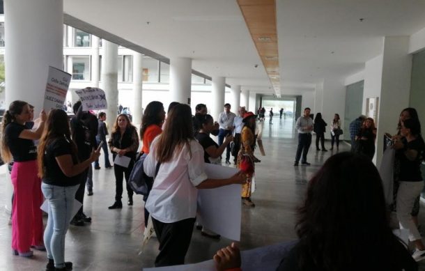 Protestan madres de familia por resolución de jueces - ZMG Noticias