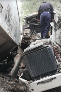 Descarrila tren al chocar con un trailer en Santa María, Apasco (video)
