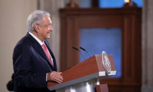 Mujer insulta al presidente en la marcha de ayer, AMLO le contesta y la exhibe