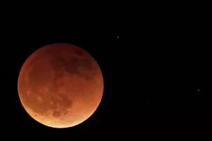 ¡No te pierdas el eclipse lunar de esta noche!