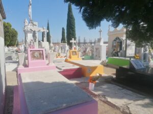 Con flores y música recuerdan a sus seres queridos