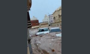 Graves inundaciones azotan a Arabia Saudita (videos)