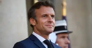 Mujer cachetea a Macrón, presidente de Francia (video)