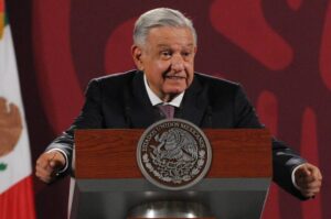 AMLO respeta, pero no comparte defensa de la iglesia al INE